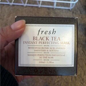 Fresh Black Tea Instant Perfecting Mask - Black and White